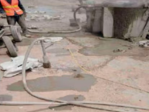 北碚水泥混凝土路面板底注浆技术 路面脱空注浆整治方案